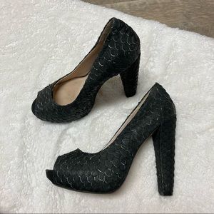 Revolve HOUSE OF HARLOW open toe textured Pearl heels off black size 38.5, 7.5